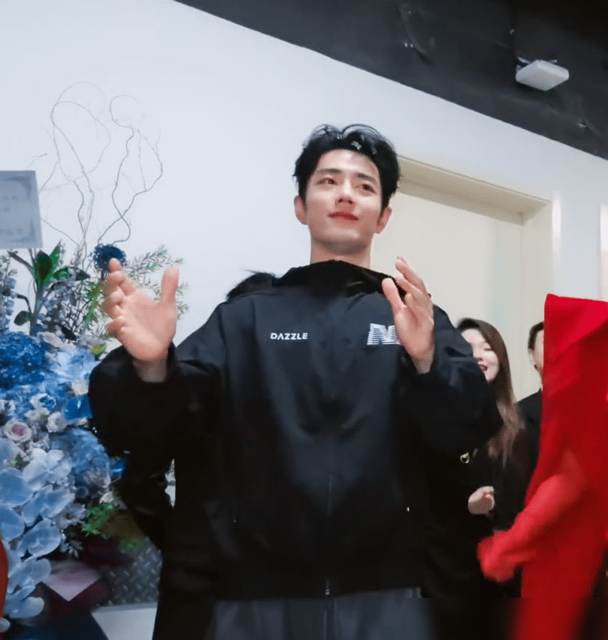 肖战把演唱会门票玩成了绝版奢侈品，连给他编过曲的刘卓都进不去门。
南京站两万多张票，五百万人同时抢，中签率不足0.5%。更狠的是，他直接把行业惯例里主办方该留的15%内部票全砍了，一张不剩扔进公开池。
黄牛手里根本没票，硬把1960元的第一排炒到25万，纯属空手套白狼。大麦直接把线索移交有关部门