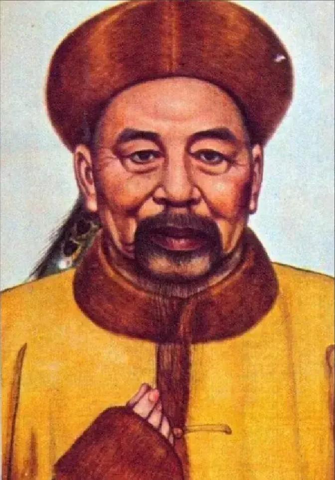 1859年，咸丰皇帝下旨将左宗棠斩首示众，左宗棠连夜找到湖北巡抚胡林翼求助，胡林翼却说：“皇命难违，本官也无办法，但你可找一人，或许能保你性命！”
 
胡林翼说完那句话，手指在茶杯沿上摩挲了两下，眼睛没看左宗棠。左宗棠站着没动，盯着胡林翼桌上摊开的地图。
 
“说清楚。”左宗棠声音有点干。
 
胡林