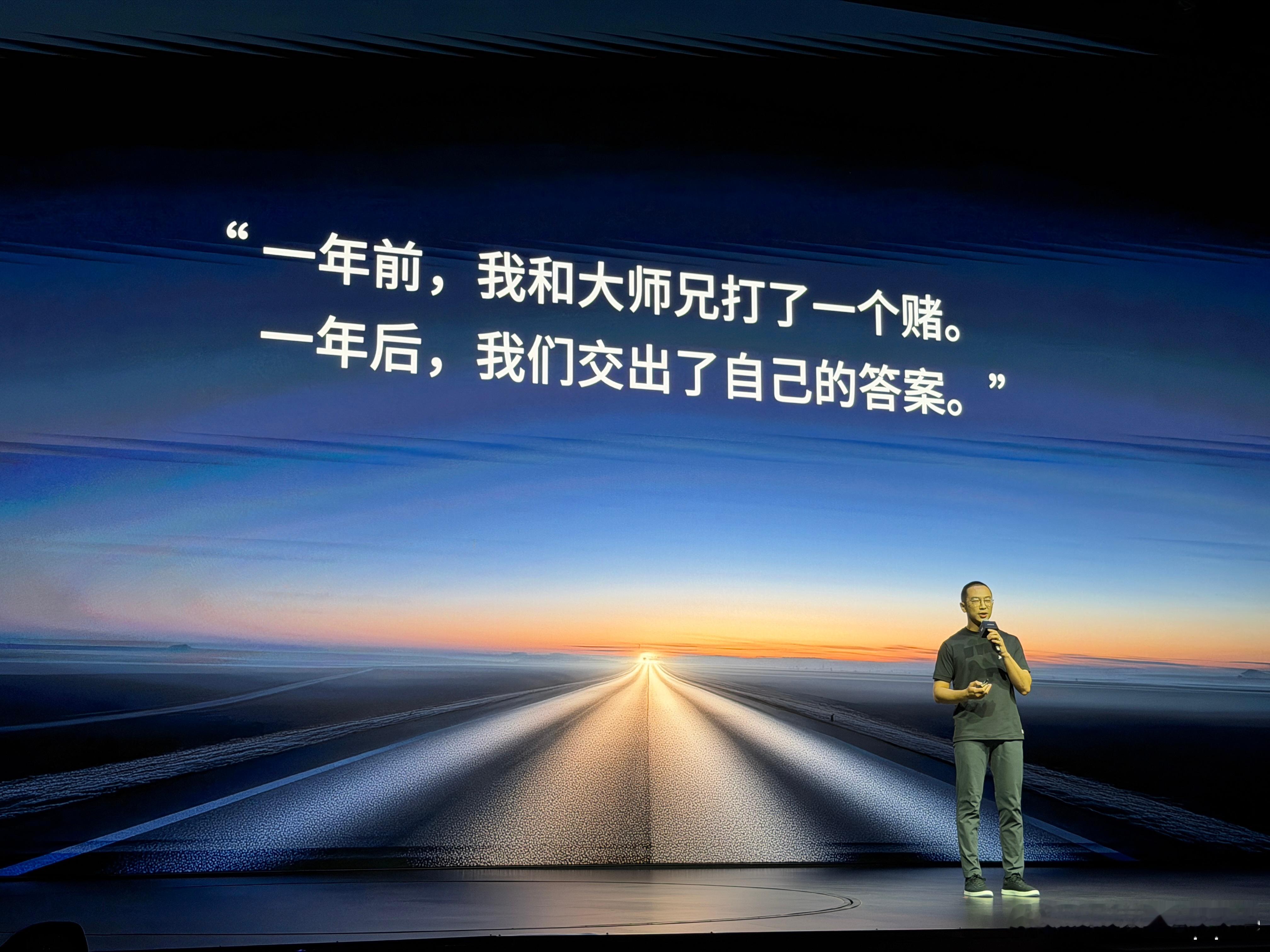 今天来到小鹏物理AI分享暨第二代VLA全新版本体验日，本次活动主题「TIME 时间」🚗

这一次是小鹏VLA物理AI的首次重大版本迭代，第二代VLA将会首发搭载在小鹏G9L车型上面。

和传统智驾感知只做物体识别不一样，第二代VLA物理AI大模型，核心能力是给车辆建立真实世界的物理认知。
不止识别车道线、红 ​
