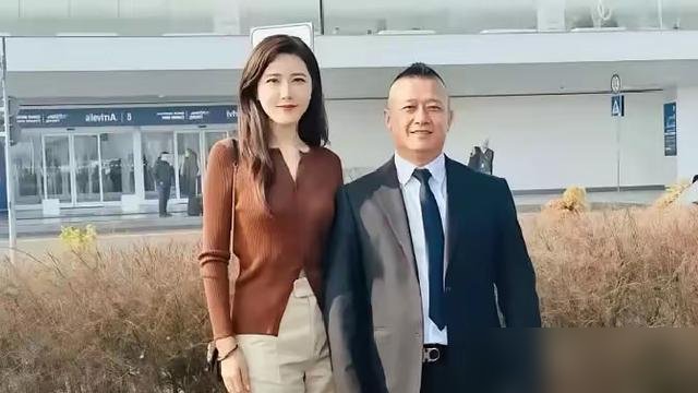 49岁曾黎被问为什么不结婚，她只回了三个字：幸福主义。
中戏96级那个班，章子怡拼成了国际章，袁泉拿遍话剧奖，梅婷早就是视后。曾黎呢，不争番，不炒CP，连红毯都走得慢悠悠。
昨天她刚在湾区升明月露完面，米色长裙，跟古力娜扎站一块儿，状态照样能打。转头又接了大湾区校园戏剧季推广大使，跑学校跟学生聊