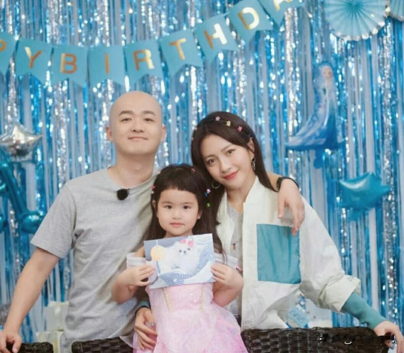 包文婧对包贝尔的支持是否值得，取决于她自己的感受和价值观。她觉得爱的值得，付出就有意义。

但是需要注意的是，当她把自己的全部精力都放在包贝尔身上时，忽略了自己的成长和发展，这是不可取的。

她和包贝尔都毕业于北京电影学院，当初主动追求包贝尔，也是因为喜欢他的喜剧表演，觉得他有潜力成为一名优秀的演员