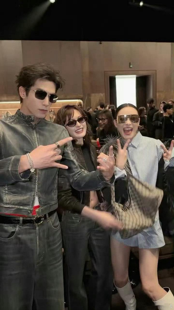 #倪妮让宋威龙田曦薇文淇开心点#米兰秀场合影，倪妮喊话让大家开心点，结果文淇转头吐槽宋威龙挡镜头，宋威龙秒道歉，网友笑疯：这熟人局氛围太真实了！ ​