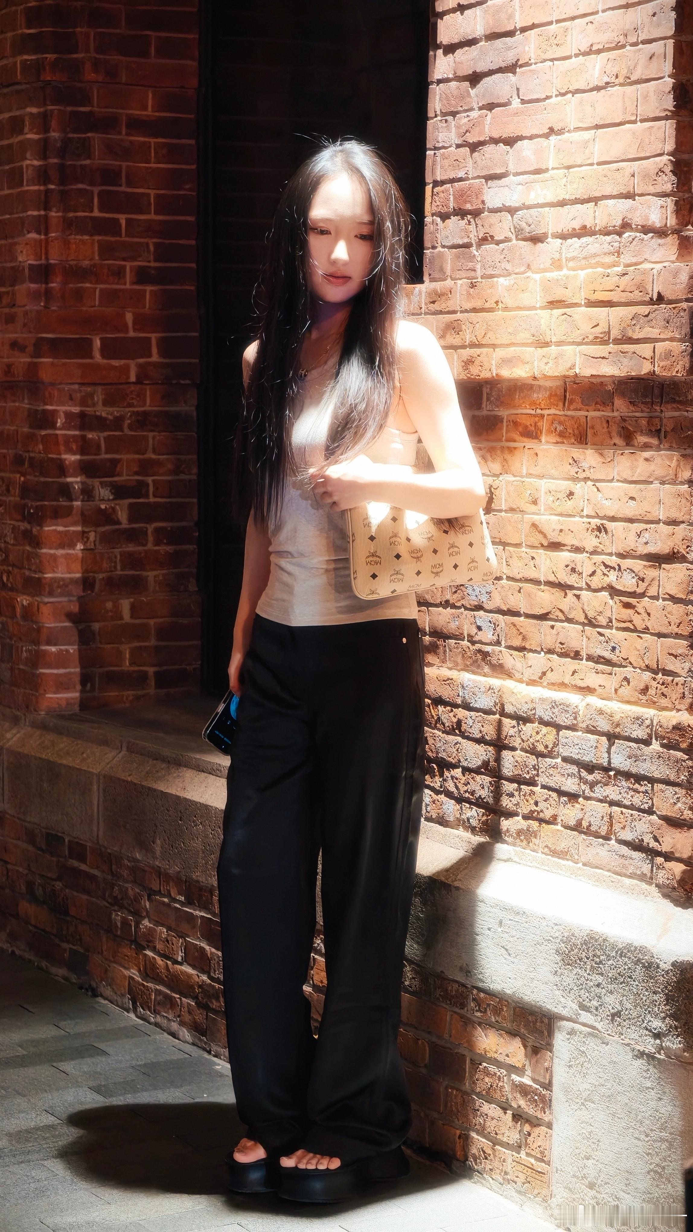 #vivo[超话]##上海##人像摄影##手机摄影##街拍# 
晚风卷着魔都的夜色弥漫过来，她游走于万国建筑周边的红砖回廊，城市的霓虹在远处隐隐闪烁。

一束光落下来，把她的长发、砖墙与夜色共同揉成一帧静谧祥和的画面。

当白日的喧嚣褪去，夜晚的外滩自带独特浓郁的岁月感与故事感。

此刻，把情绪交给都市 ​