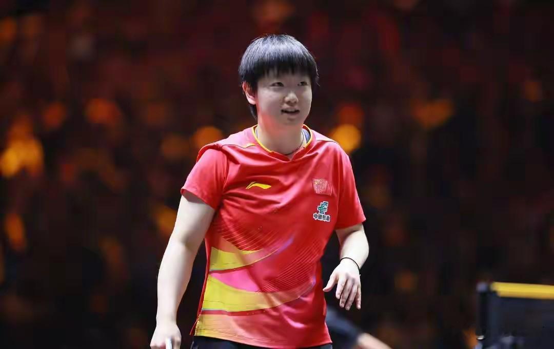 亚运会乒乓球女团决赛，国乒女团对阵日本女团。
国乒三名选手：
莎莎、曼昱、蒯曼。
日本三名选手：
张本美和、早田希娜、伊藤美诚。
有意思的是日本队的三名选手是分别是三个周期的一姐。
张本美和是目前为止洛奥周期的日本女队单打世排最高的一位。
早田希娜巴黎周期的代表人物。
伊藤美诚曾经凭一己之力改写了东