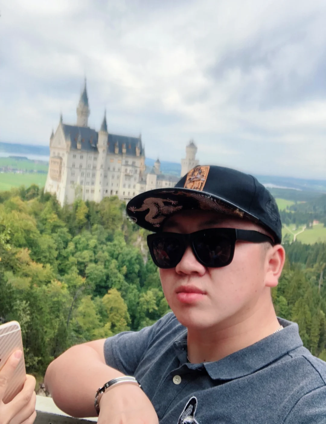 心灯不借他人火， 自照乾坤步步明。