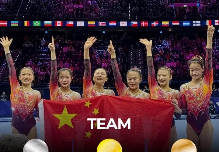 7连冠，这项冠军揣在美国队怀里十几年，今天凌晨我们把它拽下来了。
0.233分。
一根头发丝的差距。
中国女队把美国队的七连冠掰断了。
凌晨三点多醒的，摸手机一看，鹿特丹那边刚比完。
五个姑娘，张清颖、柯沁沁、邱祺缘、杜思雨、张怡涵，165.764分。美国165.531。
这0.233小到什么程度？