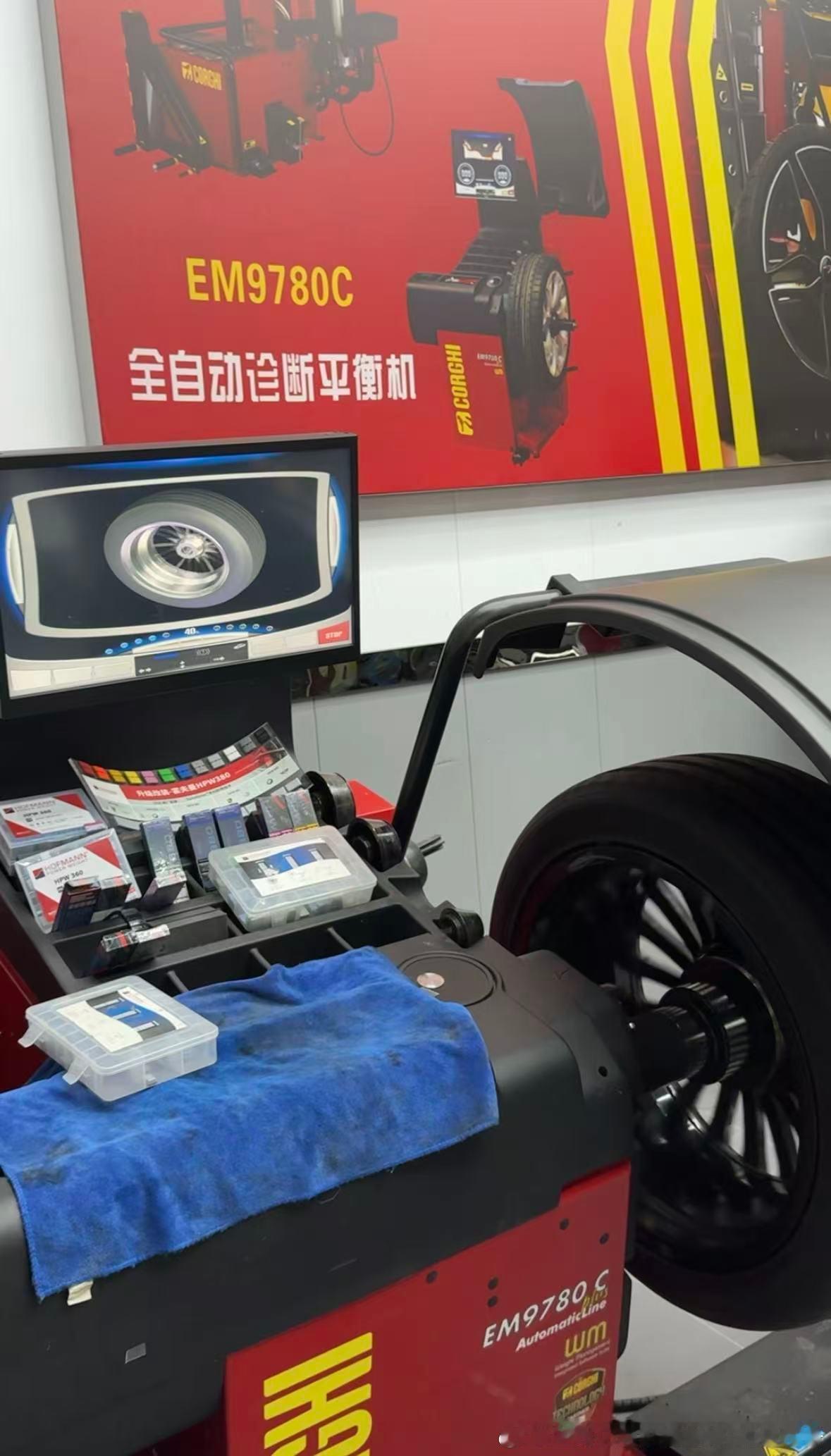为什么在兰州开车特别容易轮胎吃胎？绝大多数人都没找到根源❗
“吃胎”，也就是轮胎局部异常磨损。很多兰州车友应该深有体会：轮胎明明才跑两三万公里，花纹还有很深，但是轮胎内侧已经磨得光秃秃。外侧花纹完好，内侧钢丝几乎快要露出来，这就是典型的吃胎。一条轮胎几百上千，非正常磨损直接提前报 ​