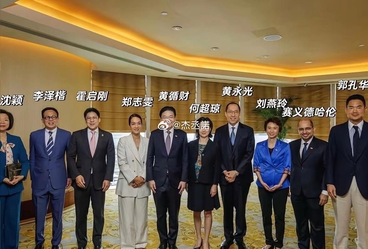 何超琼真是女强人，与李泽楷、霍启刚一起参加活动，她居然稳居C位 ​