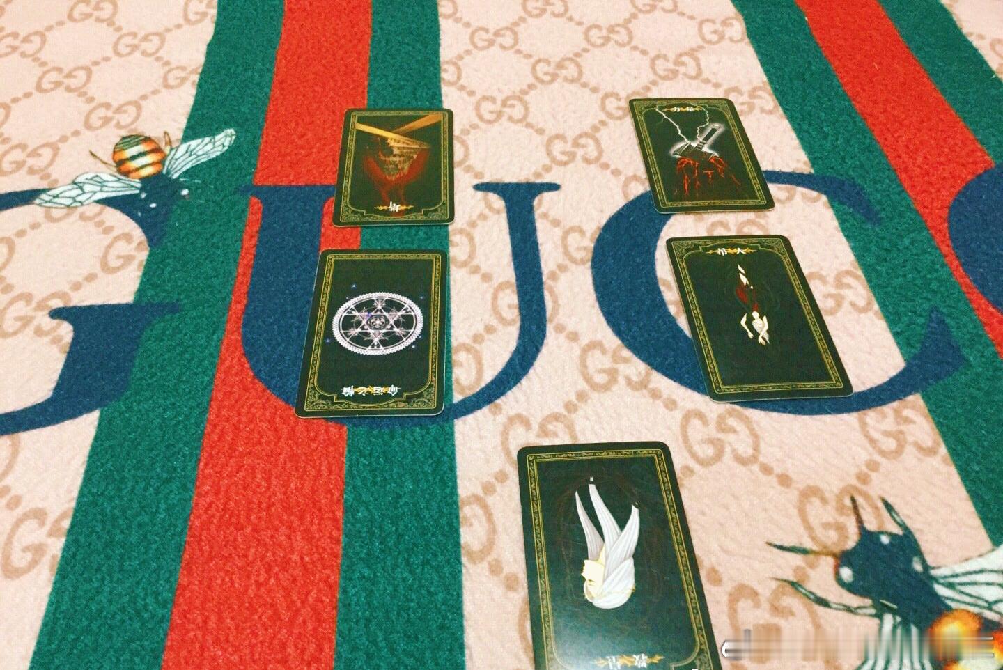 塔罗案例：感情前景破解，问事人预测二年感情，恋爱已经3年，反反复复分离。预测后目前已经分离，属于停顿反省状态，而且缘分浅薄，继续下去会有一次复合机会，必须复合后二个月内注册谈判，超过二个月不达成婚姻的话继续下去都是冲突，而且最终问事人只有幻想，被哄，因为男方反复无常。破解为这个感情会有复合，复合后只有二个月时间谈判婚姻。超过二个月达不成建议放弃，免得再浪费二年。
