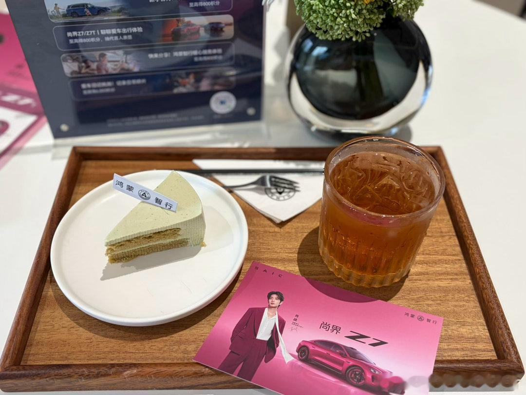 被追尾小插曲，暖心售后体验
昨晚路上开车不小心被追尾，作为新手一下子就慌了，心里特别紧张。立刻就在群里咨询工作人员，关爱小姐姐很快就回复我，细心提醒我锁定行车视频。
虽然从外观看车子没什么损伤，但还是建议我到店做个全面检查。处理完事故我就预约了第二天到店。
到店之后理赔顾问很快就过 ​