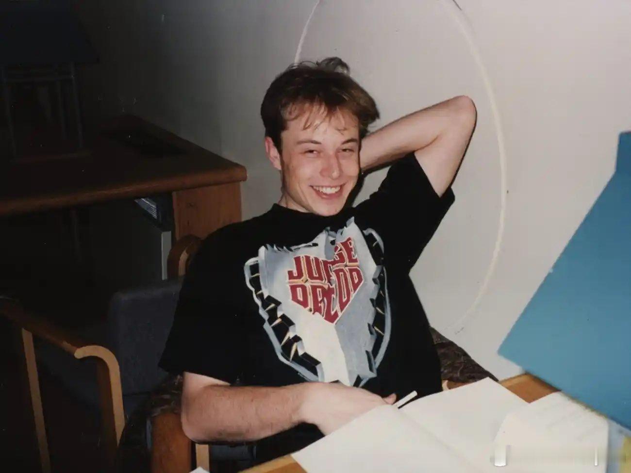 1994年，埃隆·马斯克写了一篇学生论文，名为《重视太阳能的重要性》。论文以一幅卫星向下传输太阳能到地球的图画作为结尾。

他的教授给了98/100分，并称其“非常有趣且写得很好……除了最后那张突兀出现的图。”

那2分的扣分是因为太空部分。

三十年后，埃隆同时运营着一家能源公司和全球领先的太空 ​