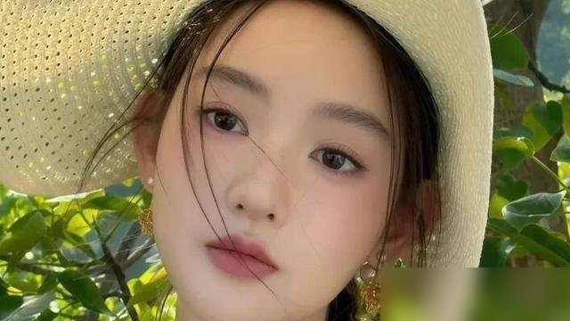 王玉雯说自己最大的毛病是“太急”，急到内核碎了都不敢停。
她爸妈生她时年纪已经不小了，这姑娘心里一直压着块石头。别人进组是挑本子，她是无缝衔接，一部接一部，像身后有狼在追。拍戏熬夜赶工，杀青倒计时还在硬扛。
结果你看她现在干嘛呢？晒一堆手工拼豆，蝴蝶结发夹，像素眼镜，配文“拼得是我勒个豆”。从《