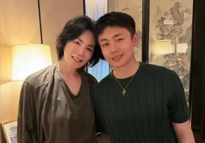 谢霆锋在台上卖力开唱，王菲坐在包厢里笑得一脸灿烂，结果风头的焦点却被她身边另一个男人抢了去

吃瓜群众一看同框合影，各种狗血剧情脑补得飞起，硬生生给天后编排出一段新故事，说句实在话，大家这回真想多了

这个惹来非议的男闺蜜叫Ryan，真要论资排辈，人家在王菲身边待的年头可够长的

早些年他其实就是个