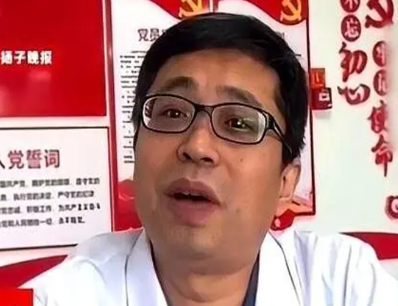 苏州医院，女儿戴口罩陪母亲看病，接诊医生却多看了女儿两眼，告诉女子去查查垂体瘤。女儿当场愣住。医生又补一刀：查出来没事，40块挂号费我报销。

（主要信源：扬子晚报 《“多事”医生“火眼金睛”，诊室里、面馆中揪出两例垂体瘤》）

苏州一位张女士，就亲身打破了这个认知。

她全程戴口罩陪老母亲去苏大附