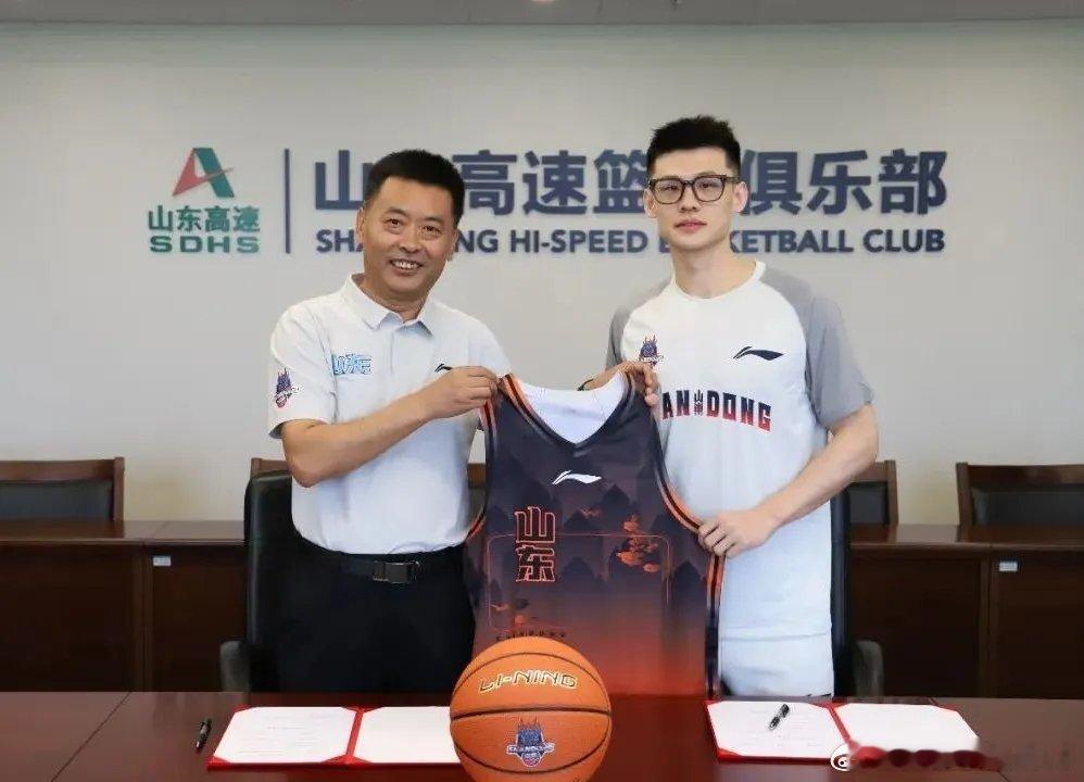 王岚嵚正式加盟山东高速男篮后，俱乐部一下子凑齐了郭凯、王岚嵚、谢智杰三位CBA选秀状元，还有一位榜眼祝铭震。现在球迷都调侃说，这队伍怕是CBA里文化程度最高的球队之一。#CBA[超话]##山东男篮# ​