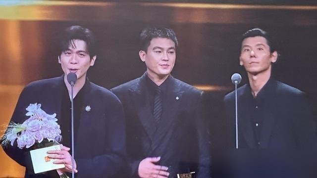 蒋奇明又拿奖了，人没去，在跑路演。这哥们儿是真敢，专挑那种惨得掉渣的小人物演，演一个爆一个。别人挤破头抢霸总，他蹲在《漫长的季节》里演哑巴，在《飞行家》里演不着调的做梦家，这回《欢迎来龙餐馆》里一个大堂经理，中文英语阿拉伯语来回切，硬是把配角演成了拿奖热门。内娱现在风向变了，不捧油头粉面的资本型男了