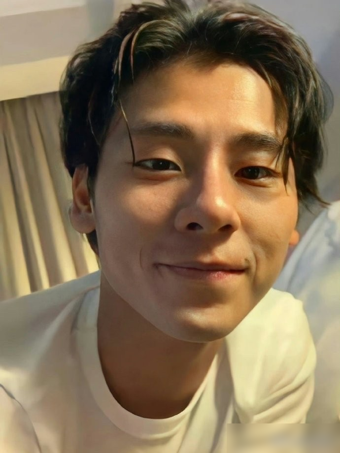 蒋奇明口碑炸锅了，本人至今一句话没说！
刚拿长春电影节影帝，新片演技全网夸，本来路人缘一路看涨。
之前立的是低调不炒作的实力派人设，拿奖后通稿满天飞，还疑似拉踩同行，网友都喊要口碑反噬。
翻遍他和工作室所有公开内容，直到今天，没对过度营销争议发过半句回应，全程只发作品宣传。
靠营销攒出来的流