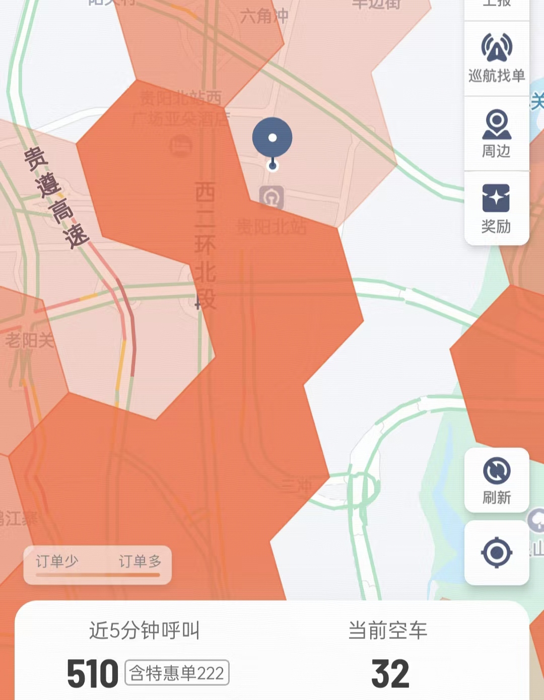 长假返程高峰，高铁站网约车上客点，才是司机的一大难题！
长假的最后一天，机场和高铁站，往往都会迎来一波爆单。
但在高铁站接到接人订单，真的特别考验一名司机的耐心。想要驶入专门的网约车上客区域，路上经常直接堵死，往往要耗很长时间才能开进去。
现在网约车普及，各大高铁站都已经设置了专属的网约车上客点。可