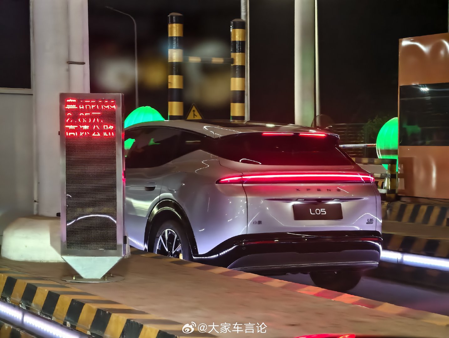 年轻人的大五座 SUV，小鹏MONA L05 要来了。
已经有厉害的网友发现她的身影了。

#MONA首款大五座SUV命名L05# ​
