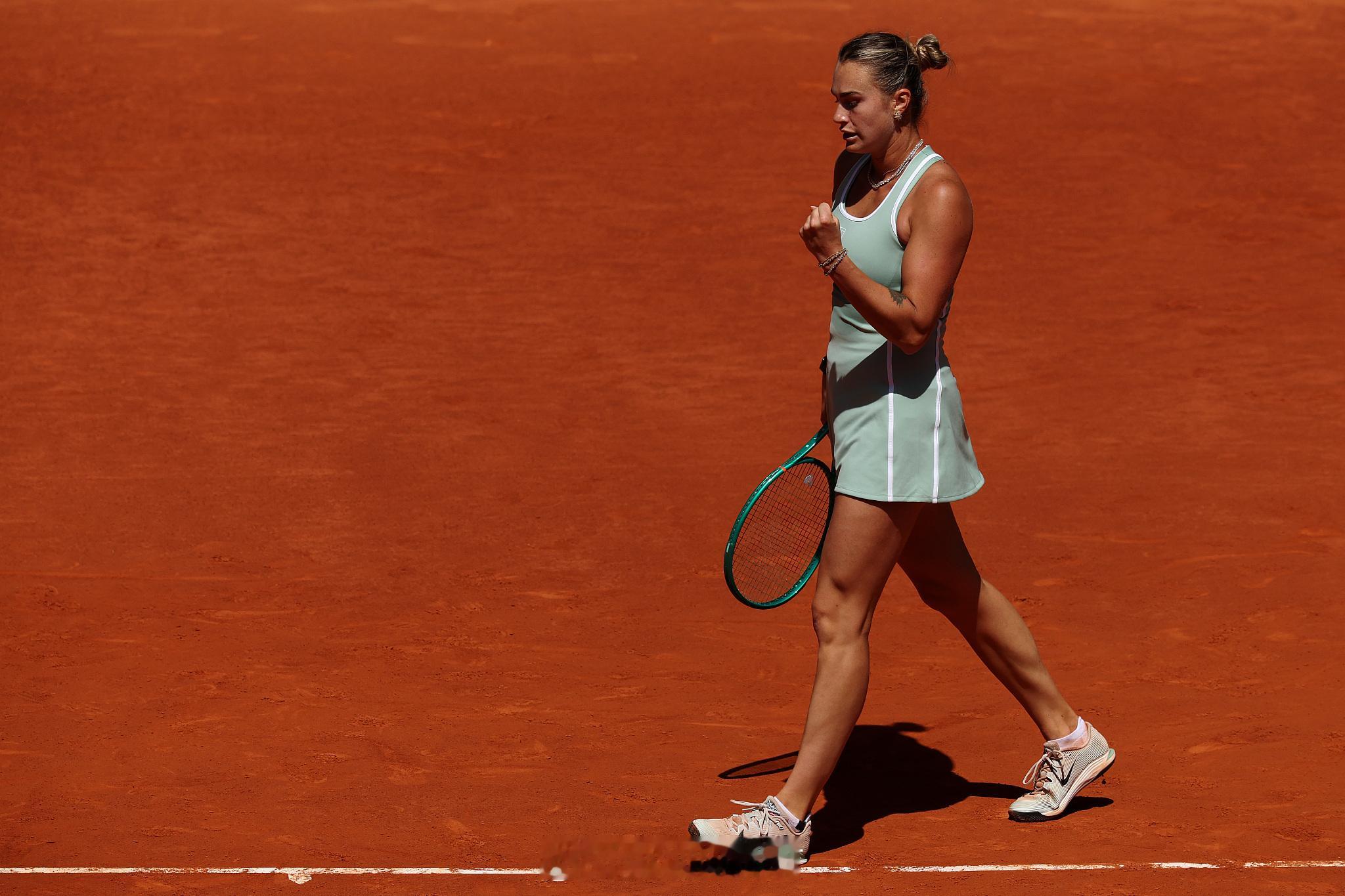 WTA马德里站第四轮，卫冕冠军、头号种子萨巴伦卡以6-7(1)、6-3...