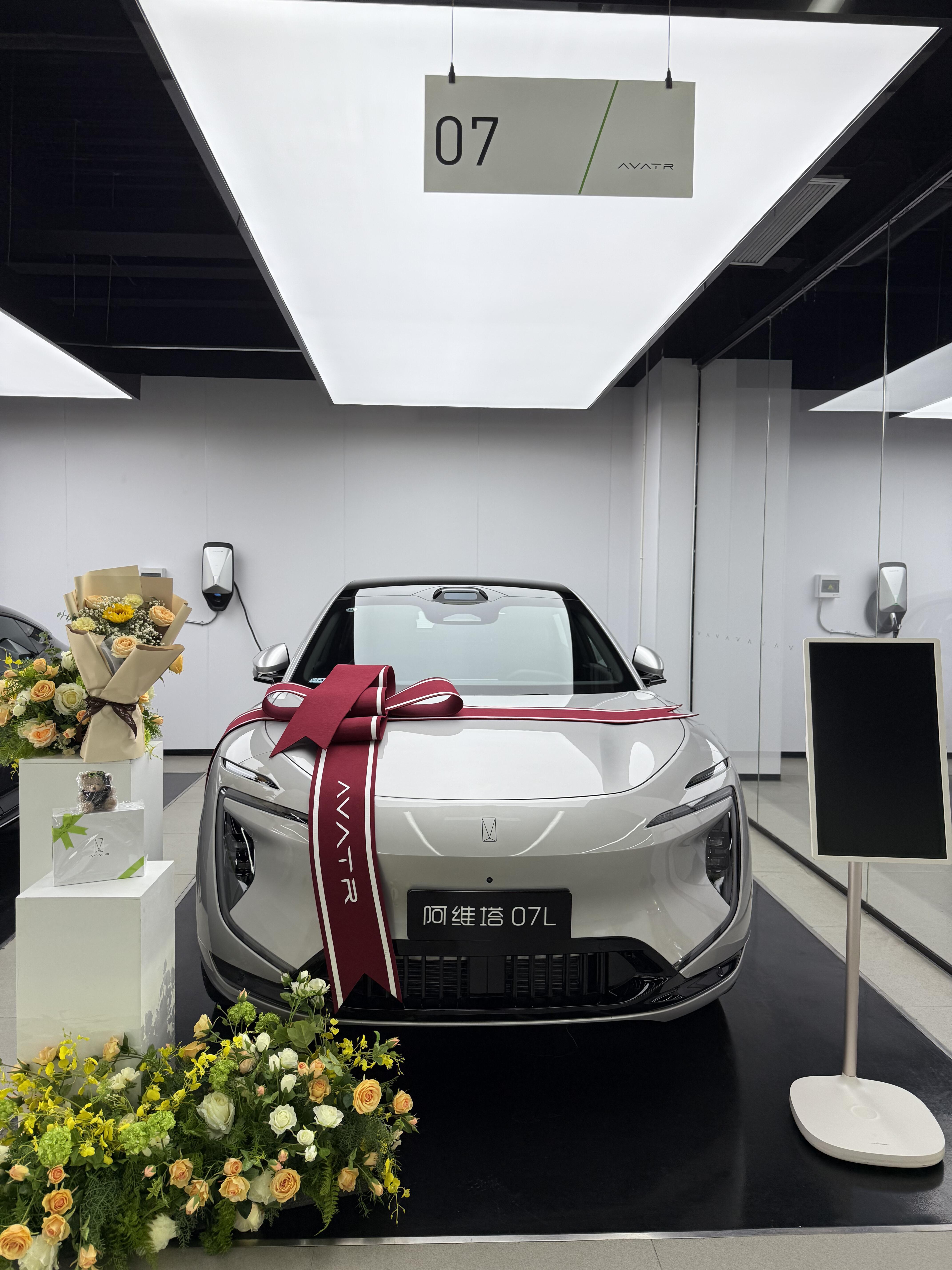 阿维塔07L晚高峰试驾：堵车不费神，隔音和座椅很加分
这次在4S店试驾阿维塔07L，特意把时间约在工作日晚高峰，路线以拥堵城区为主，重点感受舒适性、静谧性和辅助驾驶表现。
先说舒适性。座椅填充属于柔软中带支撑的类型，坐垫长度对大腿的承托到位，一个多小时开下来腰不酸。悬架处理坑洼和减速带的方式柔和，车