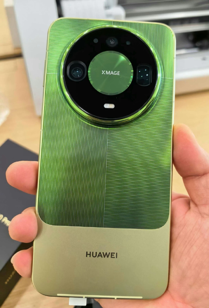 #Mate90砍掉了8GB入门内存# Mate90砍掉8GB入门内存：标准版全系12GB

据近期曝光信息，华为Mate90标准版将取消8GB运行内存版本，起步即为12GB+256GB，并提供12GB+512GB、12GB+1TB两种存储组合，最高仍为12GB运行内存。Mate90 Pro则提供12GB和16GB内存版本，Pro Max预计16GB起步。相关配置目前仍属曝光 ​