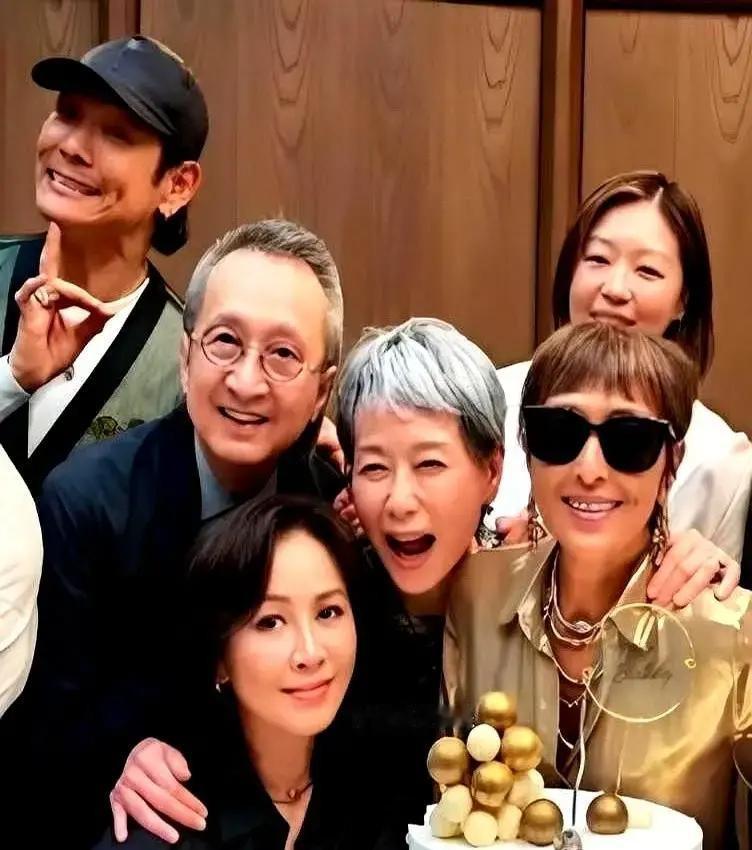 现场是顶配的名利场：邱淑贞手上那颗巨型钻石耀眼，刘嘉玲佩戴高级定制珠宝在人群中穿梭，人人都在用光鲜和装饰彰显地位。与此形成强烈对照的是叶童，她穿一件普通格子裙，连戒指都没有，头发花白自然垂下，眼角的纹路在镜头里很真实。她并非刻意卖弄，也不做过度修饰，早前在纽约时装周和微博电影之夜同样以白发登场，公开