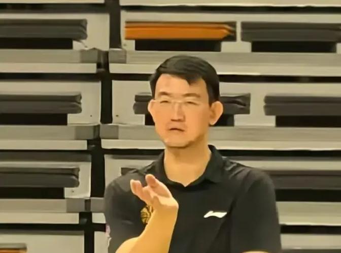 两连败开局的广东队今晚迎来主场首秀，偏偏撞上了气势正盛的广厦。
更让人唏嘘的是，杜锋和朱芳雨退居幕后之后，场边少了大声呵斥的熟悉身影，整支队伍仿佛一下子被抽掉了主心骨。
很多人以为广厦主帅王博赛前会放两句狠话，结果他反倒把姿态放得特别低。
上来先给杜锋和朱芳雨送上身体健康的祝福，接着又反复强调