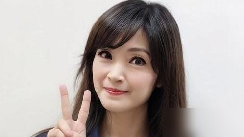 小S问56岁单身女嘉宾“你不寂寞吗”，对方就回了一个字：不。全场起哄，她连眼皮都没抬一下。
当年这段被剪成梗图疯传，配文全是“嘴硬”“晚景凄凉预定”。结果人家退休后满世界跑，学画画、跳探戈、跟闺蜜组团养老，日程排得比小S还满。
反倒是那个操心别人寂寞的人，最近在节目里自爆，结婚这么多年连老公手机