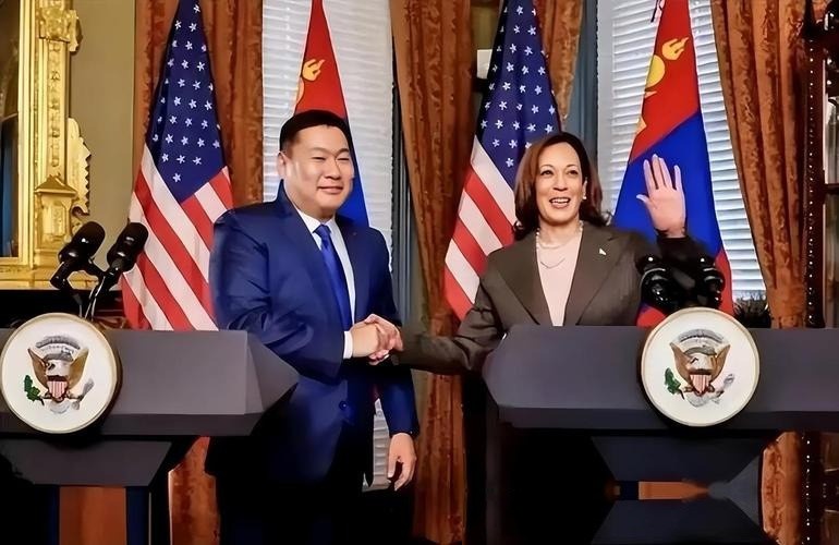 有人开了一个极具现实感的黑色玩笑：如果蒙古国早上8点宣布加入北约，那么到了上午10点，这个国家在地图上大概率就找不到了。听着挺玄乎？但只要你稍微懂点地理，就知道这绝对是一句大实话。
放眼全球，蒙古国的位子实在太特殊了。它可不是欧洲边缘那些有着宽广海岸线的国家，而是严丝合缝地夹在中俄两个大国中间。这块