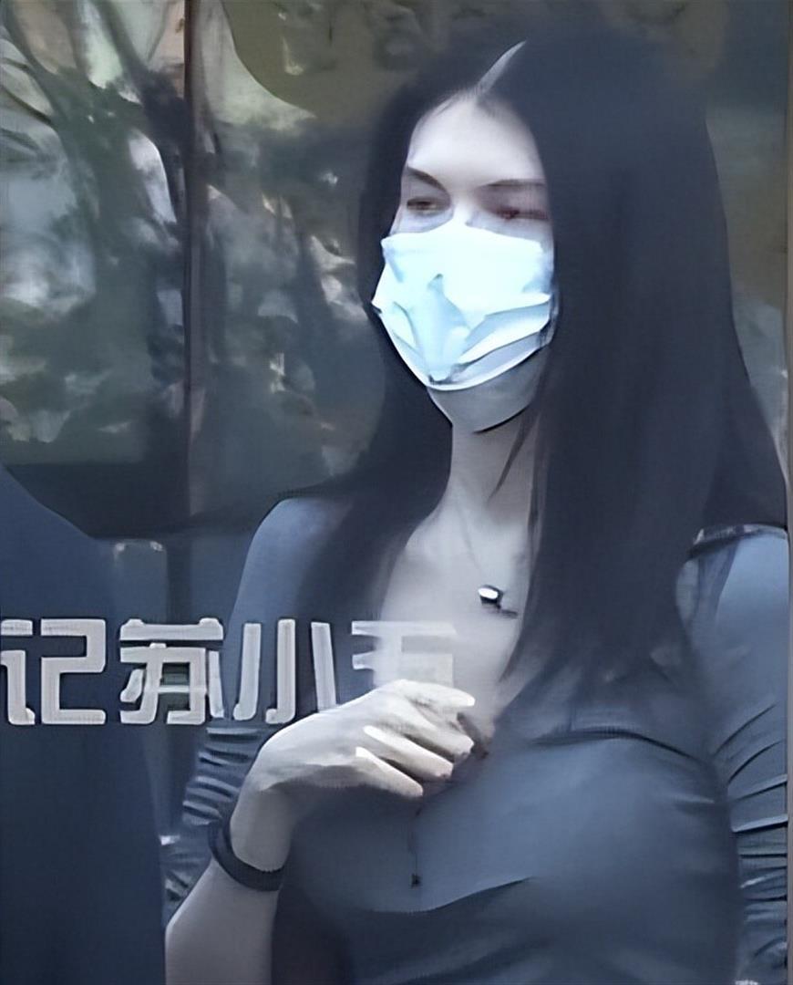2026年9月9日有媒体拍到陈伟霆和何穗带儿子小Win从医院出来，停车场地段没摆拍没保镖，何穗灰色休闲装抱娃，小腹还有轻微凸起，明显没走那种生完立刻瘦成超模的路线。
陈伟霆黑上衣卡其裤，帽子口罩眼镜全戴上，仍不忘举手机给妻儿拍照。最吸睛的是小Win，快1岁穿灰短袖短裤配白袜，腿又白又长，肉小腿 ​