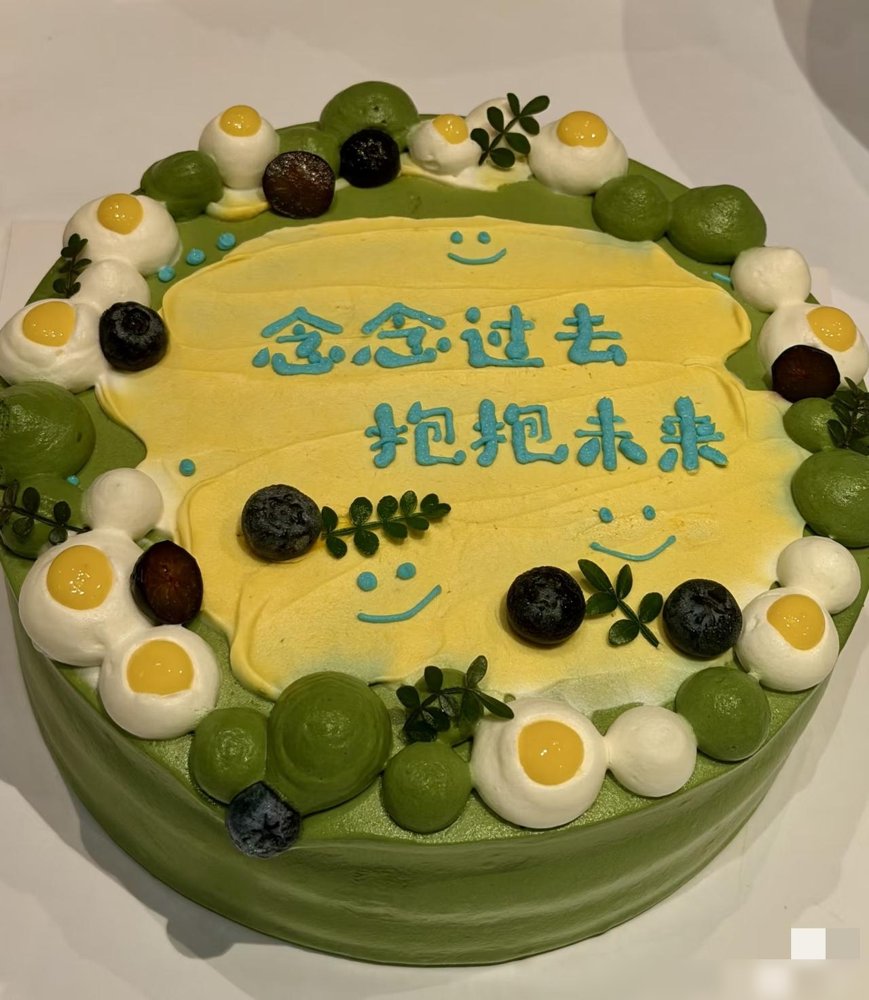 马伊琍这张脸，把雷佳音衬得像个发面馒头。
《我的前半生》剧组重聚，她穿得松松垮垮，小脸紧绷，素得发光。旁边雷佳音，脸大了一圈，身材彻底放飞。网友直接笑喷：陈俊生这些年是吃化肥了？
可你细看马伊琍这状态，不是白来的。刚杀青《余红旧事》，演个五金店老板娘，顶一头羊毛卷，戴黑框眼镜，往那一蹲就是个90