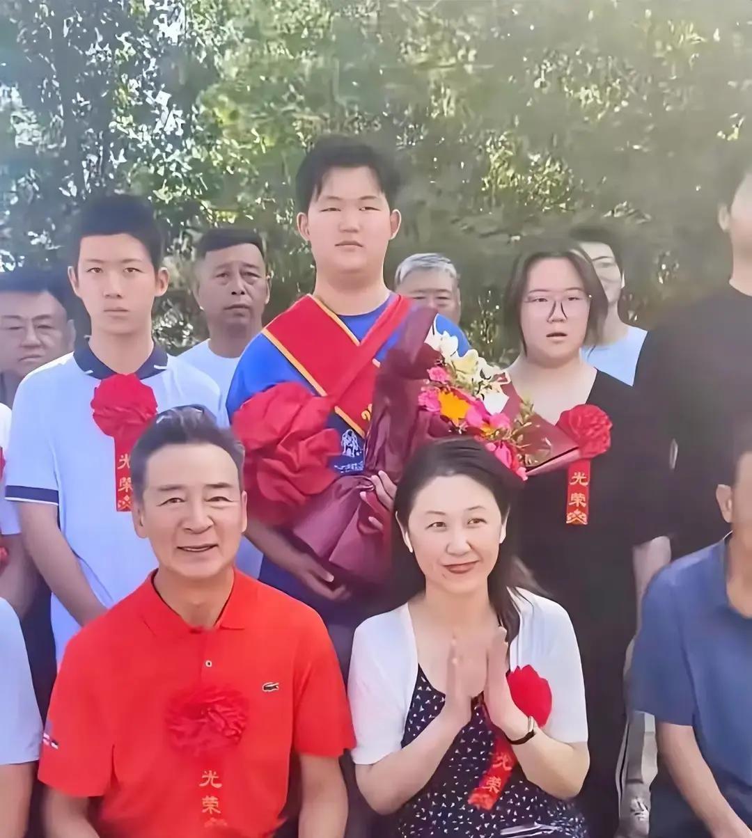 开着大奔回河北老家，敲锣打鼓请来舞狮队，还特意做了一块“光宗耀祖，金榜题名”的大红匾额挂上，老戏骨寇振海这次在乡亲面前算把面子挣足了

别看他在荧幕上演了一辈子威风凛凛的大家长，当年53岁娶了小21岁的李婷老来得子，但要说这辈子最让他扬眉吐气的，绝不是娶了年轻妻子，而是儿子寇家宝真给他争气

这孩子