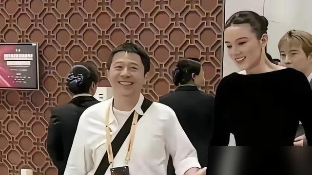 宋佳把张桂梅演绝了，飞天奖直接给她干成大满贯，内娱头一个靠同一个角色集齐白玉兰、金鹰、飞天的女演员。
可你猜她领完奖说啥？她说当初接到邀约，第一反应是“我不像啊”，差点推了。后来跑去见张桂梅本人，蹲在女高看那些姑娘的眼神，回来就跟自己撂了句狠话：只许成功，不许失败。
更狠的是她现在的状态。八月上