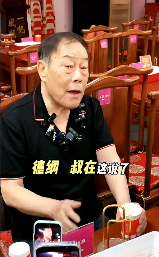 杨威特意上网给郭德纲发了段长文，开口第一句就是“绝对不蹭你流量”，结果反手就把该表的态全表了，连往事都翻出来提了一遍，硬生生把还没接茬的郭德纲送上了热搜
 

又是强调自己不缺流量，又是感谢纲丝节关照，顺带还要点名爷俩感情深厚。这番掏心掏肺的公开喊话，看着挺真诚，但放在名利场里一品，八成是有点“此地