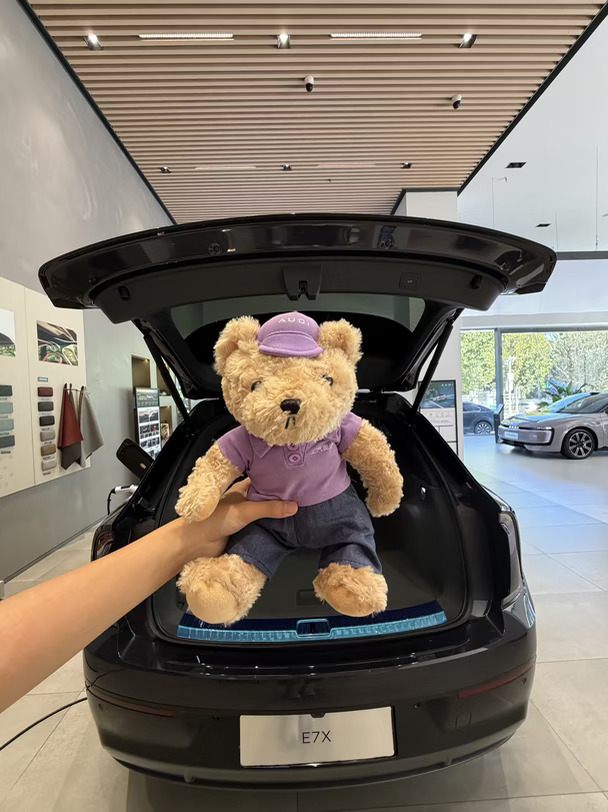 小熊上岗🚗今日由小熊担任奥迪E7X专属驾驶员
	
是谁家的小熊偷偷上岗当司机啦🧸
上汽奥迪E7X沉浸式体验，可爱小熊打卡整车各个角落。
手握方向盘，感受鎏金棕内饰带来的温润质感，宽大的打孔座椅包裹感十足，坐进主驾氛围感直接拉满。
系上安全带，后排空间宽敞舒适，不管是日常通勤还是全家出行都从容自在。
超大后备箱容量很能装，露营行李、购物大包都可以轻松收纳。
超长联屏科技感拉满，搭配后轮转向，好开好停。
小熊已经体验完毕，就等你来亲自上手感受。
感兴趣的宝子，欢迎到店试驾，解锁属于你的出行快乐✨
#奥迪E7X #新公路之王奥迪E7X #梦中情车 #2026最值得期待的豪华电车