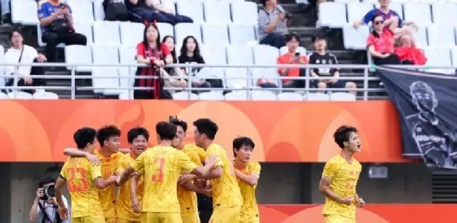 蒯纪闻顶替受伤队友首发，李昊两次扑出点球，中国队点球4比3胜乌兹别克斯坦，时隔28年再拿亚运男足铜牌，追平1998年曼谷亚运会成绩，2002年改制U23后首次站上领奖台
第90分钟，乌兹别克斯坦补射破门，VAR认定有效，比分从2比1变成2比2。中国队距离铜牌只差几十秒，却被拖进点球大战。这个瞬间，比