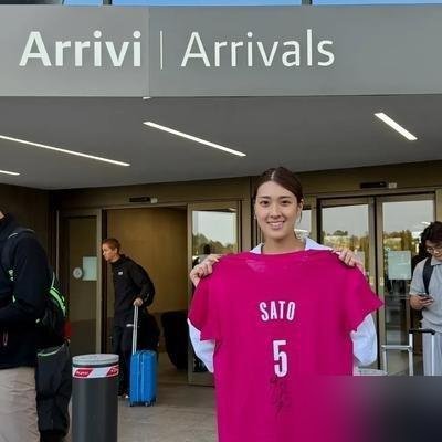24岁，没打过一场过渡赛，直接从日本联赛空降意甲豪门米兰。
佐藤淑乃这步棋，狠得不像日本女排的常规操作。别人留洋，要么先去二流联赛刷数据，要么等国家队位置稳了再动。她偏不，上赛季在NEC刚拿完最佳新人，转身就签了米兰——意甲A1，全世界攻手最卷的联赛，没有之一。
对比一下更扎心：队长石川真佑为了