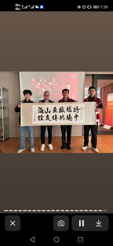 72岁的老教练，飞了十几个小时去德国，结果连徒弟的影子都没见着。吴敬平10月3号落地，樊振东10月1号已经回国了。一个是带民间俱乐部去交流，一个是德甲休赛期没比赛，两人硬生生擦肩而过。
球迷在评论区吵翻了，有人说小胖不懂事，恩师来了都不等等。吴敬平自己出来说，别过度解读，我查过他赛程，本来也见不着