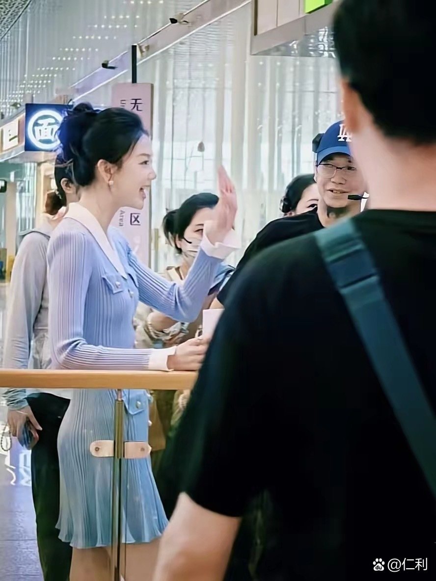 有网友偶遇冯禧录节目，她本人好漂亮啊！又高又瘦，颜值也很高，其实她是汤唯那一挂的美女，淡颜系，清新自然，非常耐看！虽然她和￼许嵩⁠￼￼刚新婚不久，但是她也没有休息，一直在积极搞事业 ​