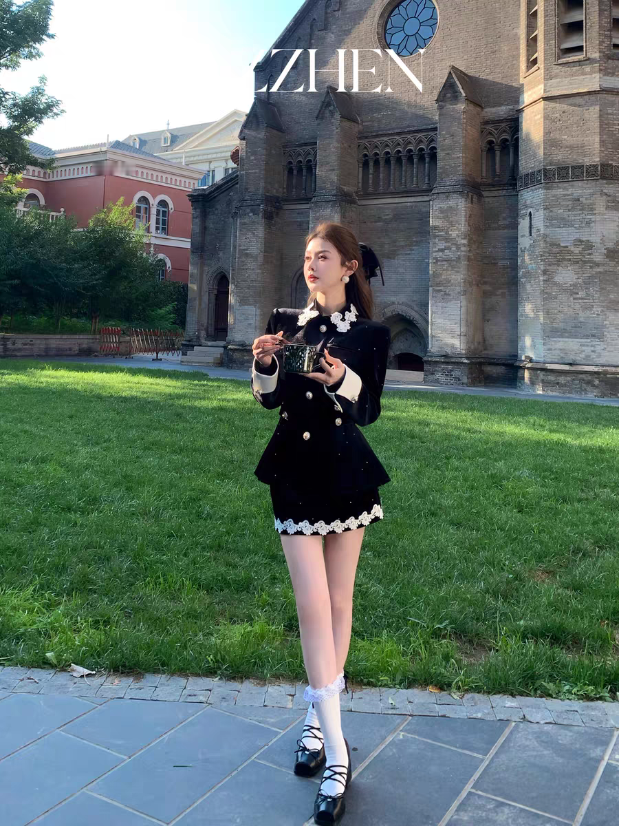 🖤丝绒黑裙+蕾丝袜｜把复古贵气与在逃公主感穿身上   谁懂啊！这套黑...