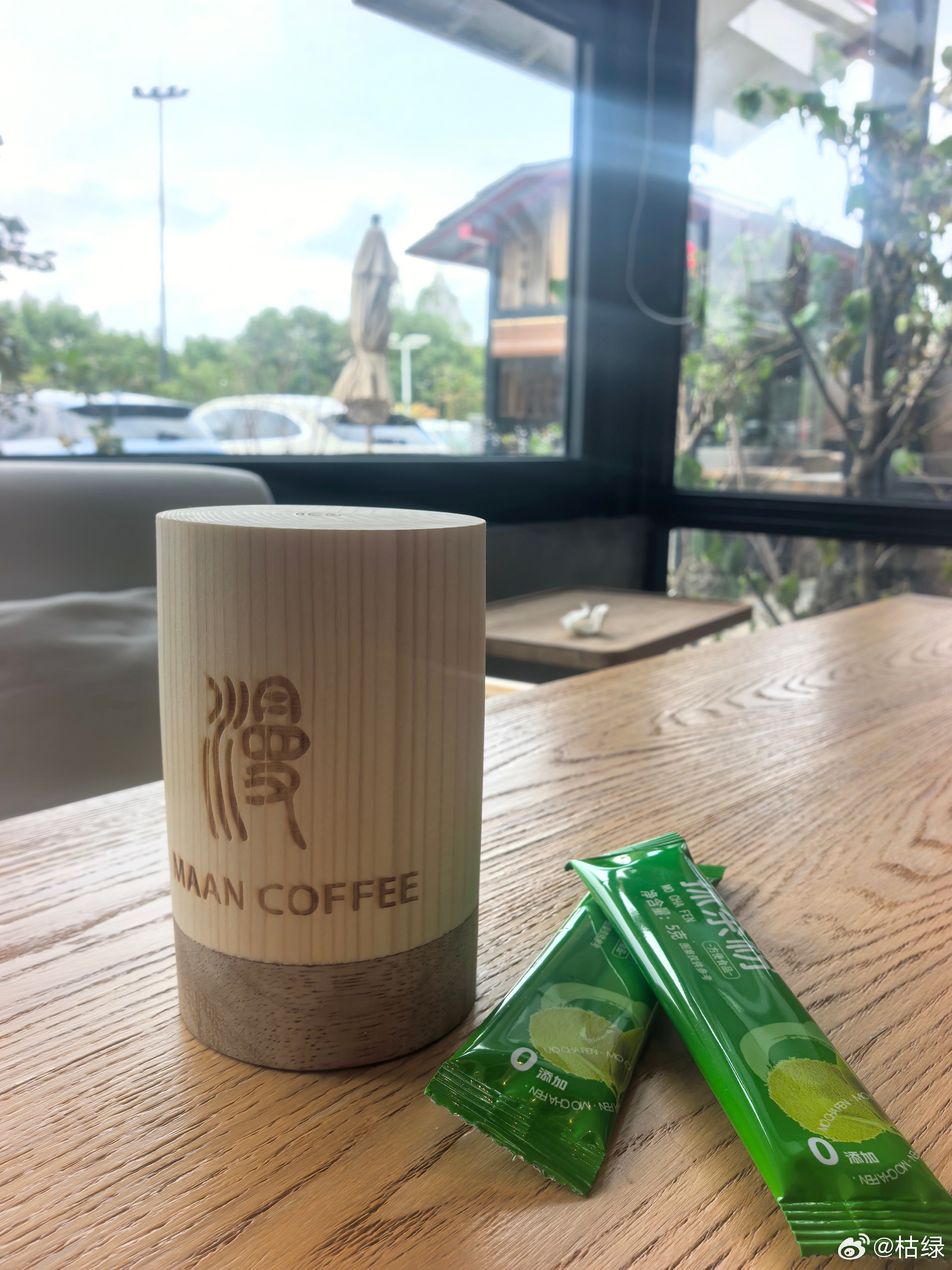 漫咖啡现在也太懂年轻人了吧！中午来喝杯咖啡，发现已经升级成日咖夜酒模式了。空间超级大，座位也变多了，不管是白天办公还是晚上微醺都很合适。
#原来奶茶店的麻薯也是预制的#难怪有些麻薯口感偏寡淡、像水淀粉！其实很多奶茶店为了省事，用的都是冷冻预制麻薯，而不是现蒸现捣的。真正的手作麻薯得 ​