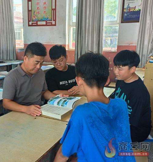 #喜看家乡的新变化# 【乡村教育工作者侯增贤：“让乡村孩子在家门口‘上好学’”】“早些年，农村家长的教育诉求很朴素，只求孩子有学上。如今群众对优质均衡教育期盼愈发迫切，让乡村孩子在家门口‘上好学’，就是我们深耕乡村教育、推动教育提质提速的初心目标。”8月25日，谈及乡村教育的变迁，睢阳 ​