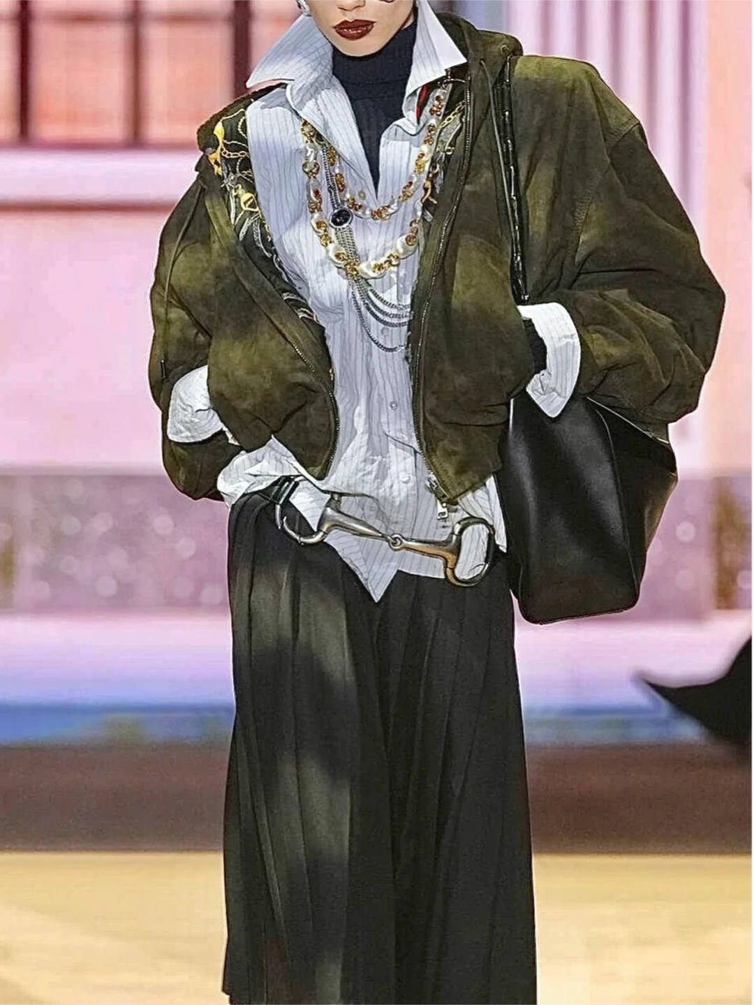 Gucci 27春夏｜怪诞贵族，体面里藏着危险性感