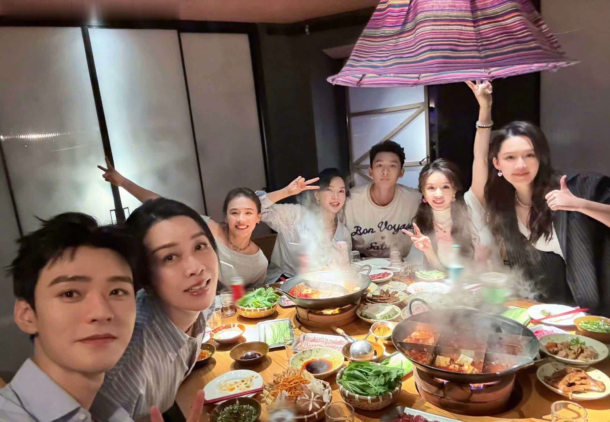 马思纯在《花少》里的&34;人生镜头&34;，又被网友翻出来夸了。

说是某期里她的一段状态，被剪出来反复刷，弹幕全是&34;这就是活着的感觉&34;。一个女明星，没凹造型没搞事，就因为真实，成了整季最出圈的名场面。

说句实在话，马思纯这几年走的路，挺让人感慨的。

她早年被焦虑、身材争议压得喘不过气，状态最差那阵，很多