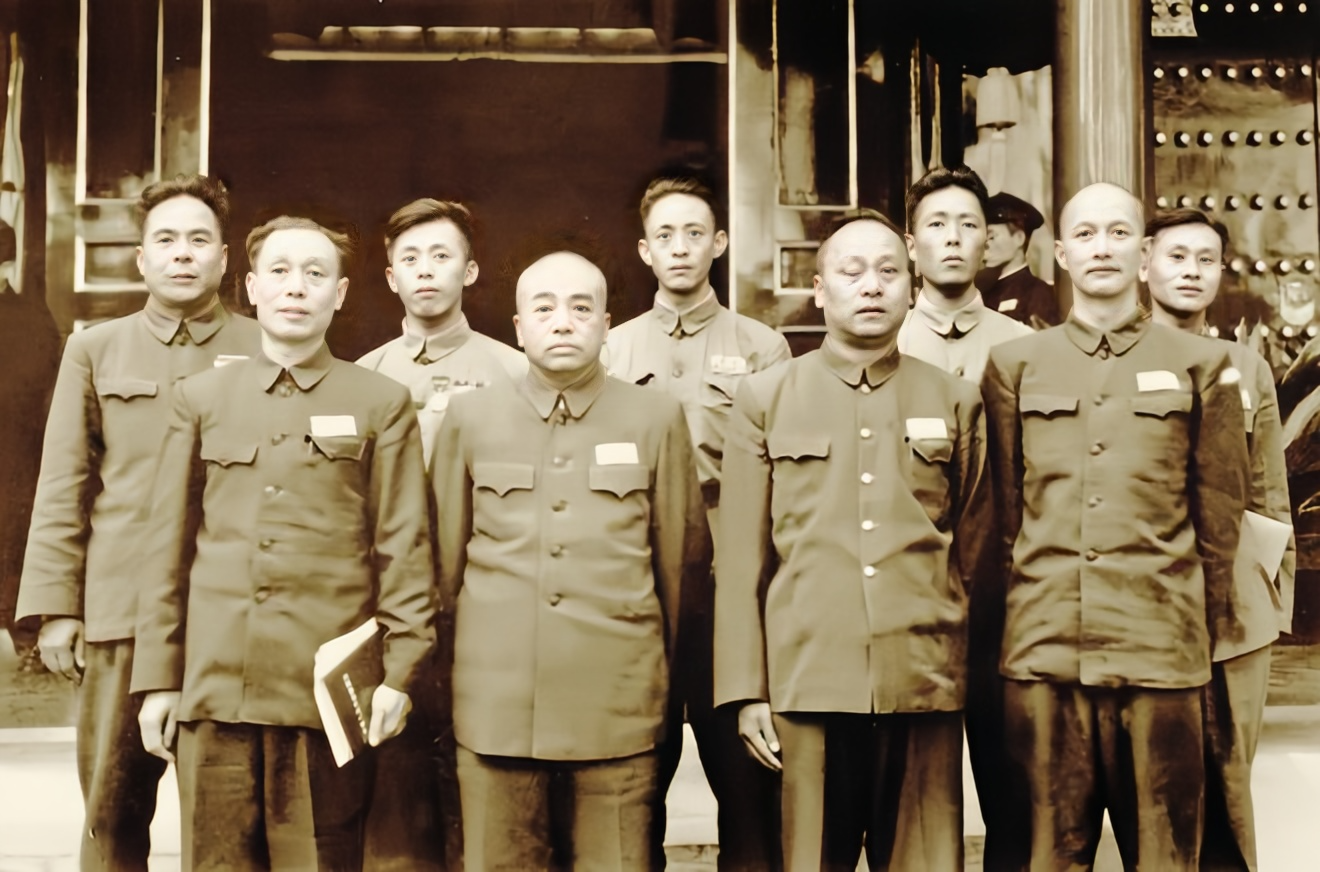 彭德怀住在吴家花园，红三军团的老部下开国上将李志民，很想念他，担心他的安危，又不好直接来探望他。怎么办呢？李志民想出了一个好主意，他让儿子偷偷翻墙，进入吴家花园，看到彭德怀，和他聊会天就离开了。李志民就是想确认老首长没事。真是用心良苦。