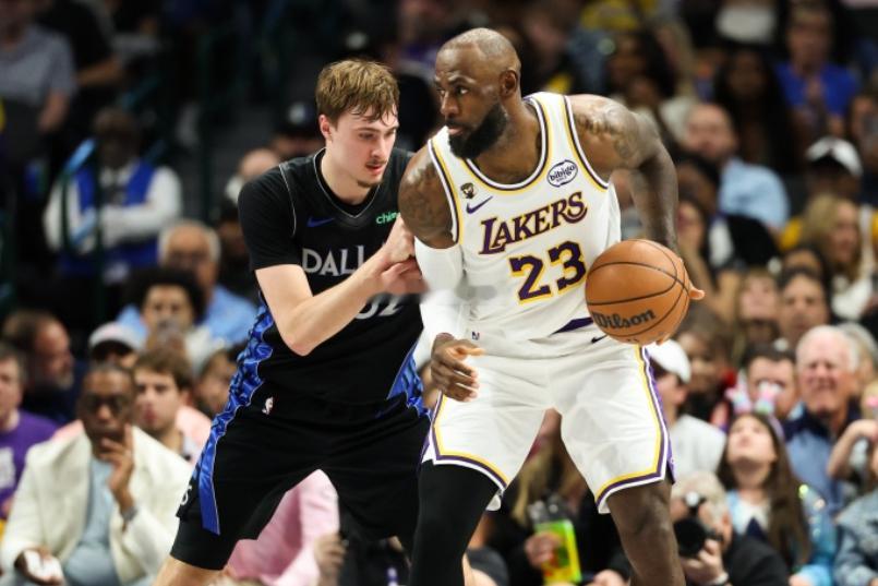 近日勇士球星德雷蒙德·格林录制了《The Draymond Green Show》播客，在最新更新的一期里，他谈到NBA与NFL对应模板的相关话题。

追梦：外接手需要像“威震天”那样的身体怪物。他们能深入敌阵，撕开防线，如果需要走中路，身体也要足够强壮。我选詹姆斯和库珀·弗拉格。你可以把球高高抛向他们镇守的任 ​