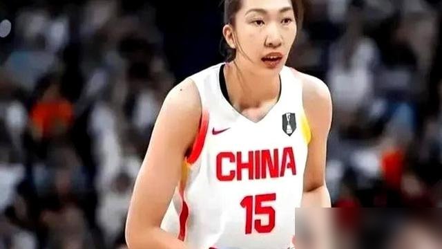 年薪400万不要了，跑去美国坐冷板凳，韩旭图啥？
四川队捧着顶薪合同等她签字，她转头签了WNBA，年薪27.7万美元，缩水一大半。常规赛44场全勤，场均就上12分钟，拿6分2板。季后赛更狠，场均8分钟，3分1板。
就这数据，放国内得被喷成混子。可她在自由人队硬是扛了四个赛季，一场没缺。防守端死顶