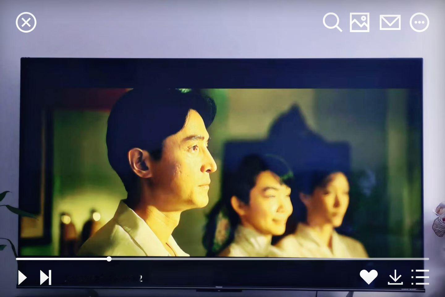 你们看过胡歌、雷佳音演的电影《抓特务》没？
超好看，两个人的演技都夯爆了。
雷佳音饰演的警察，在得知小儿子牺牲的消息时，眼神戏太到位了，
还有退役当天发表讲话前，嘴角轻微抽搐，这些小细节演活了角色。
胡歌饰演的“特务”，把内心的纠结、拧巴、担忧到最后坦白的释然都演绎出来了。
一开始看到雷佳音因为监视