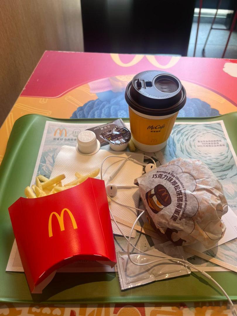 服了麦当劳了🍔[笑cry]、播张学友的吻别、不知道以为自己穿越了80年代的麦当当哈哈哈哈哈哈哈、好（就喜欢旧歌 ​